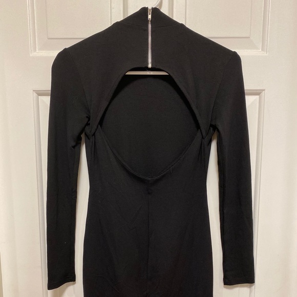 Long sleeves turtle neck dress with back cutout - Picture 3 of 3